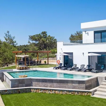 فيلة Indira Kalithies