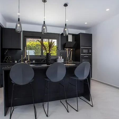 Villa Indira *